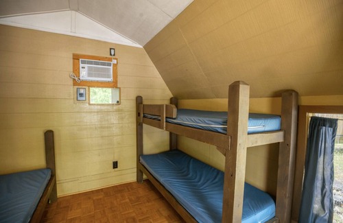 Manchester Cabine | 1 Room Camping Cabin - Enjoy a cabin with air conditioning and real beds!