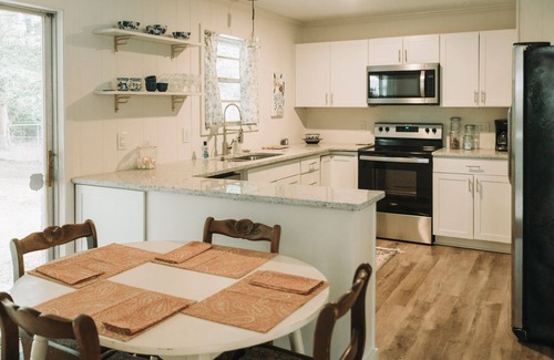 Tupelo Maison | #1 Stay on Elvis Presley Drive 1 mi to I 22, near aquatic ctr, downtown, arena.