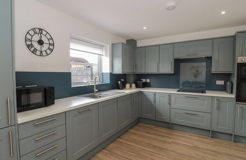 Highbridge Maison | 1 THE STABLES, family friendly, with open fire in Watchfield