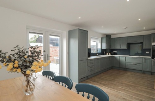 Highbridge Maison | 1 THE STABLES, family friendly, with open fire in Watchfield