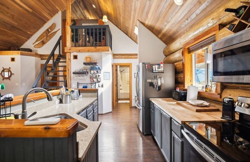 Hoodsport Cabine | 10-Acre Pvt Retreat! Hot Tub & FirePit, Lk Access