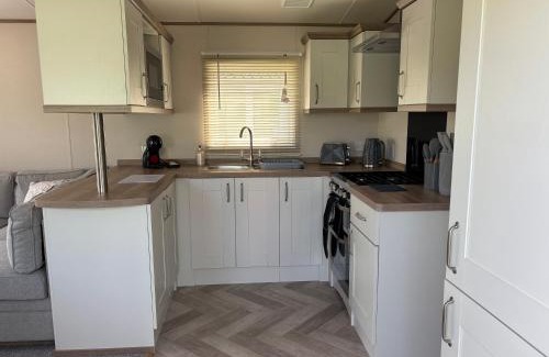 Tewitfield Station Balnéaire | 10 Borwick Lakes, Carnforth - En suite - King size bed