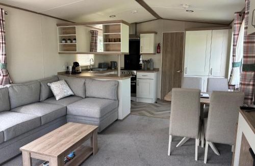 Tewitfield Station Balnéaire | 10 Borwick Lakes, Carnforth - En suite - King size bed