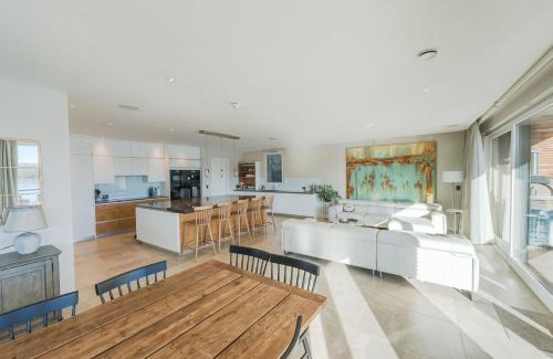 Lechlade Maison | 10 Bowmoor Edge By Birch Stays