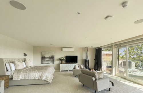 Lechlade Maison | 10 Bowmoor Edge, Lakes by Yoo, Lechlade 10 adults /5 kids/spa/pool/concierge/