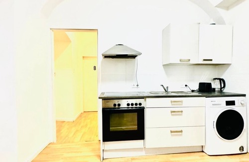 Ottakring Appartement | 10 BR Apartment for Groups, 8-Min to Rathausplatz