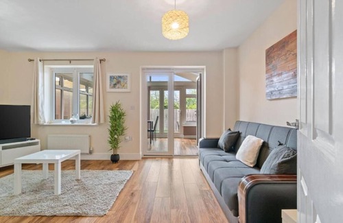 Hylands Maison | Bella Stays-Three bedroom Cosy home in Romford with private parking and Hot tub