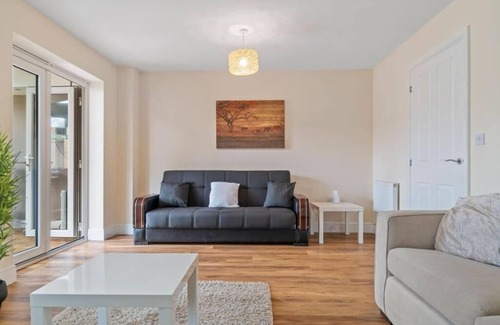 Hylands Maison | Bella Stays-Three bedroom Cosy home in Romford with private parking and Hot tub
