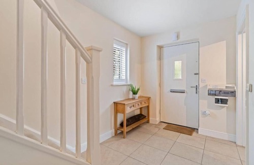 Hylands Maison | Bella Stays-Three bedroom Cosy home in Romford with private parking and Hot tub