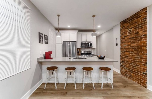 Livingston Park Appartement | 10) Playoff football game ready!
