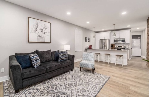 Livingston Park Appartement | 10) Playoff football game ready!