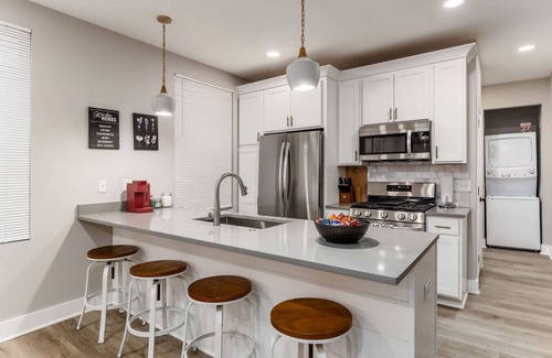 Livingston Park Appartement | 10) Playoff football game ready!