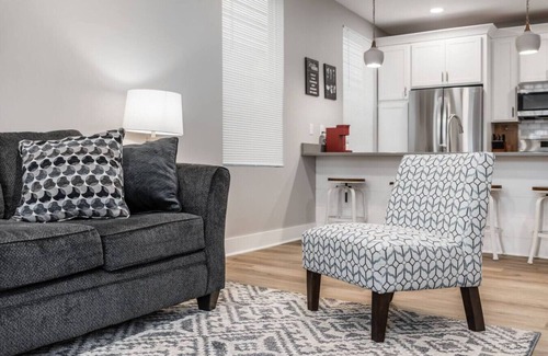 Livingston Park Appartement | 10) Playoff football game ready!