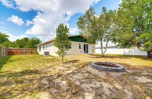 Silver Springs Shores Maison | 10 Mi to Dtwn Ocala: Dog-Friendly Home w/ Fire Pit