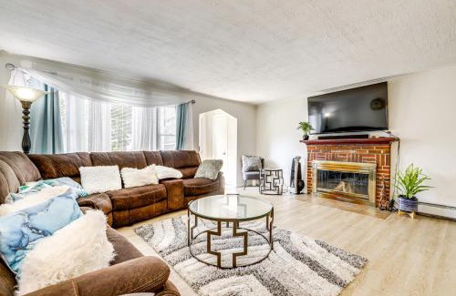 Central Manchester Maison | 10 Mi to Hartford Family Home with Yard