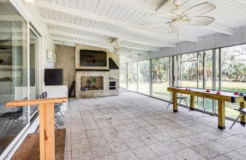 Country Club Estates Maison | 10 Mi to St Simons Island Home with Screened Porch