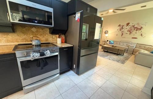 Palm Harbor Maison | 10 Min from Beach, Private Pool with Lanai Palm Coast Family Home