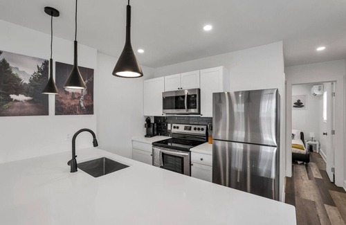 Near East Columbus Maison | 10 Min to Airport | Modern | Workspace | Unit D