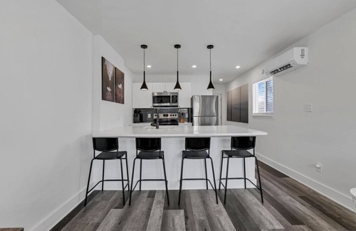 Near East Columbus Maison | 10 Min to Airport | Modern | Workspace | Unit D