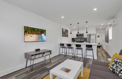 Near East Columbus Maison | 10 Min to Airport | Modern | Workspace | Unit D