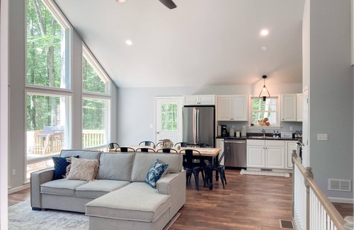 Nesquehoning Cabine | 10 min to Jim Thorpe -Private, new cabin with pond 4 Bedroom, 3 bath, sleeps 10