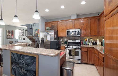 Hillcrest Maison | 10 Min to the Zoo and Beach! | Tropical Townhome