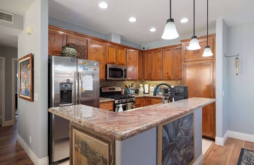 Hillcrest Maison | 10 Min to the Zoo and Beach! | Tropical Townhome