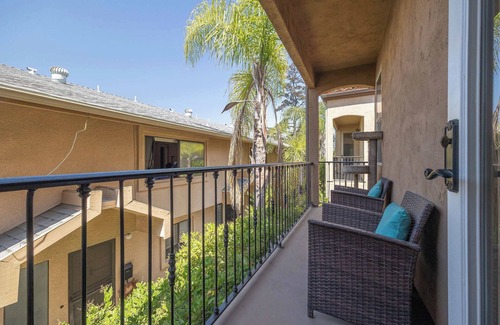Hillcrest Maison | 10 Min to the Zoo and Beach! | Tropical Townhome