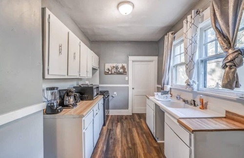 Memphis Maison | 10 Min to U of Memphis-Rozelle Retreat Right Unit