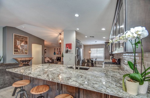 Gilbert Maison | 10 min walk to San Tan Village Mall in the Heart of Gilbert, AZ