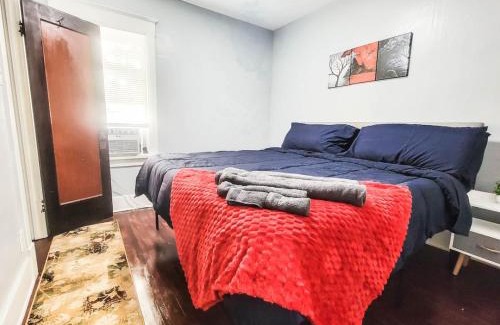 Cheektowaga Appartement | 10 Mins to Airport Apt with King Beds