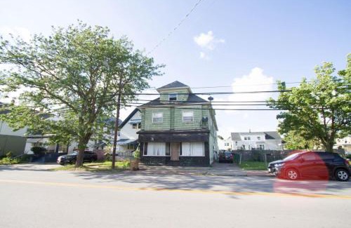 Cheektowaga Appartement | 10 Mins to Airport Apt with King Beds