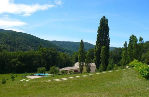 Les Latards Cottage | A 10 mn de Nyons, Joli Gîte "3 étoiles", piscine exclusive, site naturel classé