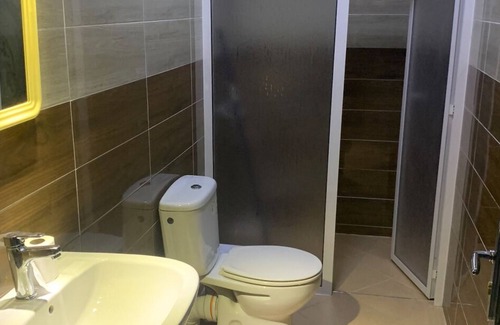 Quartier Al Boustane. Appartement | À 10 minutes de la plage et de la corniche de la ville!