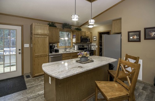 Wears Valley Maison | Large fenced yard - Firepit - Hot tub - Pets - Pool access - 10 minutes to GSMNP