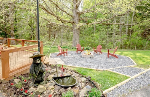 Wears Valley Maison | Large fenced yard - Firepit - Hot tub - Pets - Pool access - 10 minutes to GSMNP