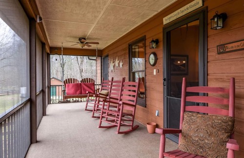 Wears Valley Maison | Large fenced yard - Firepit - Hot tub - Pets - Pool access - 10 minutes to GSMNP