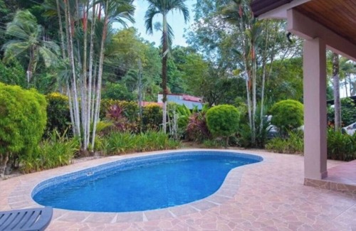Jaco Maison | 10 minutes to the beach! Private home with lush jungle surroundings & pool.