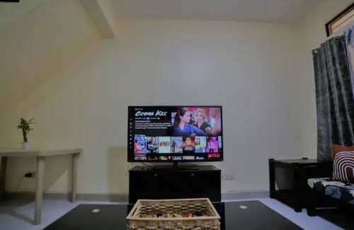 Las Pinas Maison | 10 Pax Home near Sipag Villar w Netflix Videoke