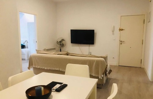Cuatro Caminos Appartement | 10' walk to Bernabeu max 8P, 3Bedr, 1sofa, 2bath