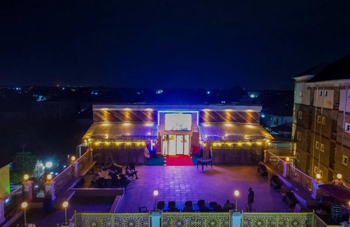 Igwuruta Hôtel | 1000 m² Hôtel ∙ 3 personnes
