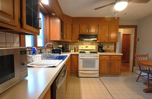 Cambridge Maison | 1000ft² 2BR with Free Parking, King Bed, WFH Setup, Near Harvard, MIT, & Tufts
