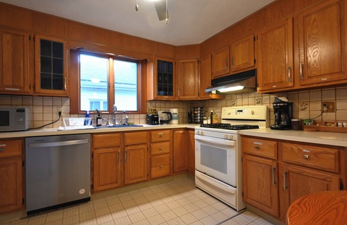 Cambridge Maison | 1000ft² 2BR with Free Parking, King Bed, WFH Setup, Near Harvard, MIT, & Tufts