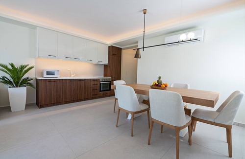 Rethymno Villa | 100 m de la plage, bain à remous, piscine, ping-pong, sauna et salle de gym, chaises longues privées!
