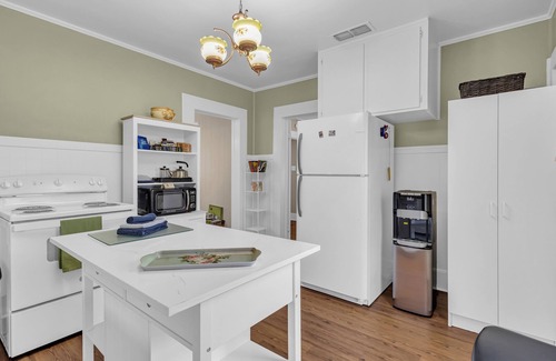 Mineola Maison | 100yr home with peaceful 1940s vibe and modern amenities in historic downtown.