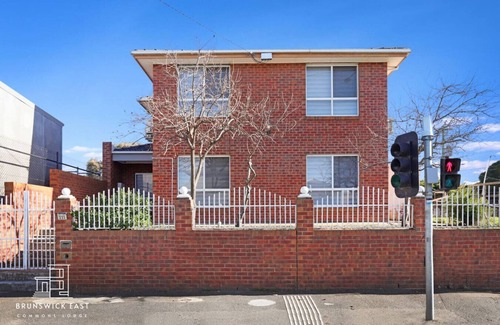 Brunswick East Appartement | 106 Luxe Queen & Single BR (Sleeps 3) w/Fast WiFi - 18 mins tram to CBD
