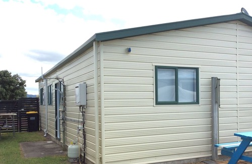 Matarangi Cabine | 109 Nikau Spa and dog friendly