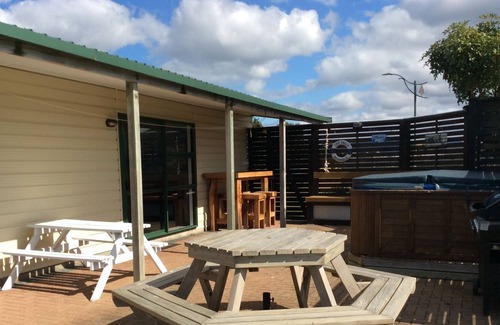 Matarangi Cabine | 109 Nikau Spa and dog friendly