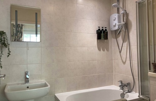 Holsworthy Station Balnéaire | 11.5 acre farm stay for whole family in 3 x cottages-sole use pool/hot tub/river
