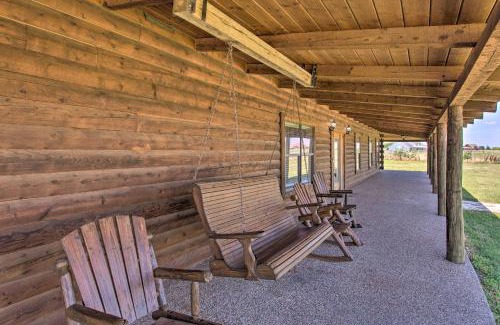 Rosston Maison | 11-Acre Krum Cabin with Jungle Gym and Sand Volleyball